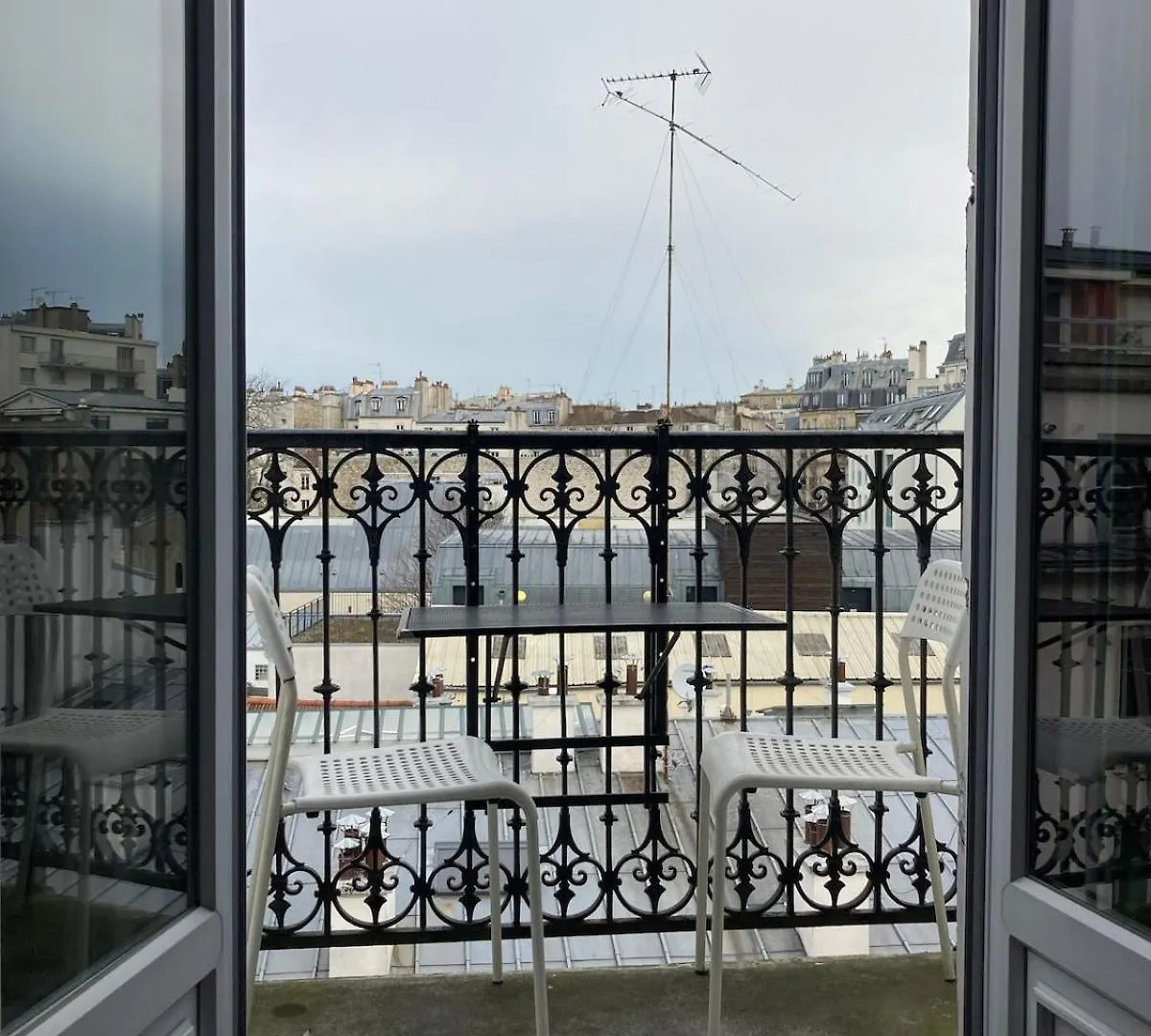 Luminous And Inspiring Arty Home Paris